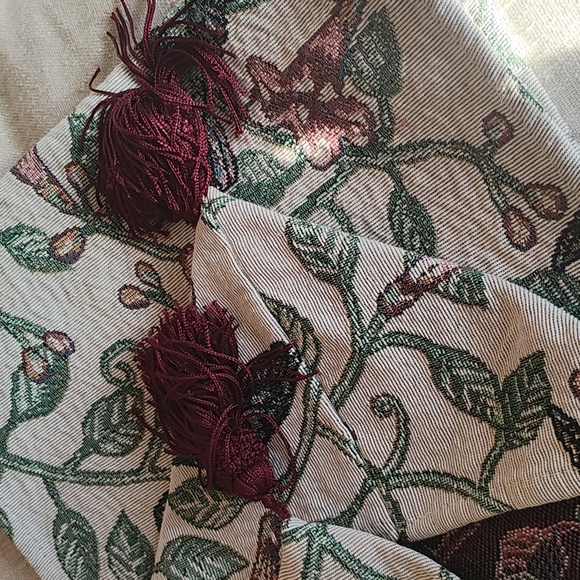 HUMMINGBIRD TABLE RUNNER - Picture 4 of 7